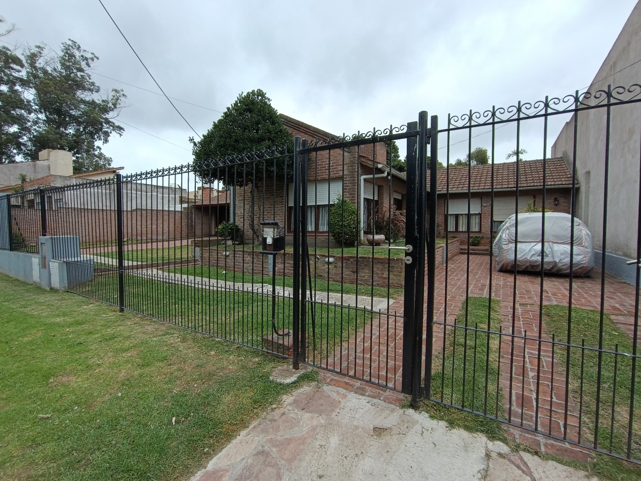 Casa 3 ambientes sobre dos lotes + departamento, cochera, quincho parque en Colinas de Peralta Ramos