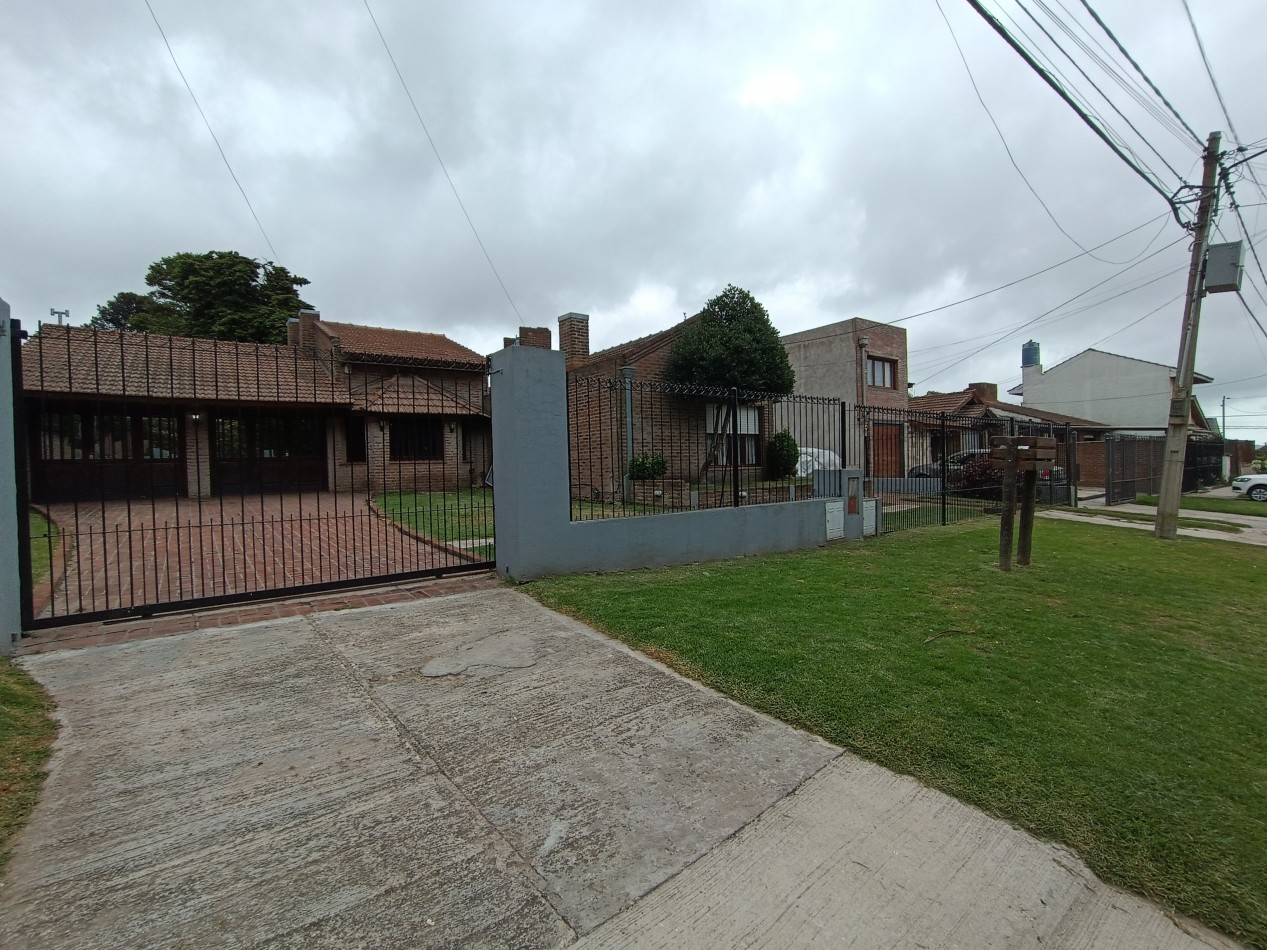 Casa 3 ambientes sobre dos lotes + departamento, cochera, quincho parque en Colinas de Peralta Ramos