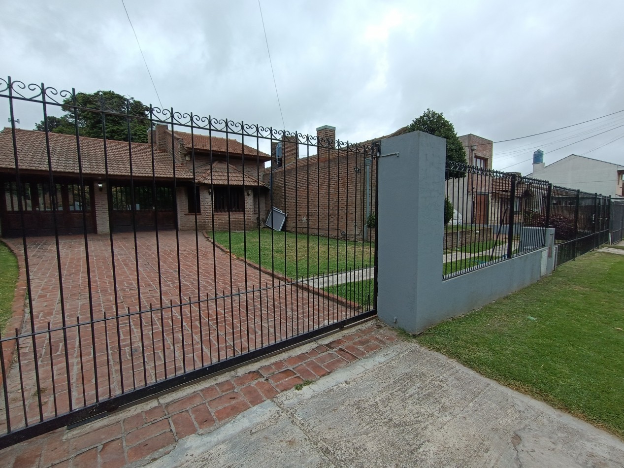 Casa 3 ambientes sobre dos lotes + departamento, cochera, quincho parque en Colinas de Peralta Ramos