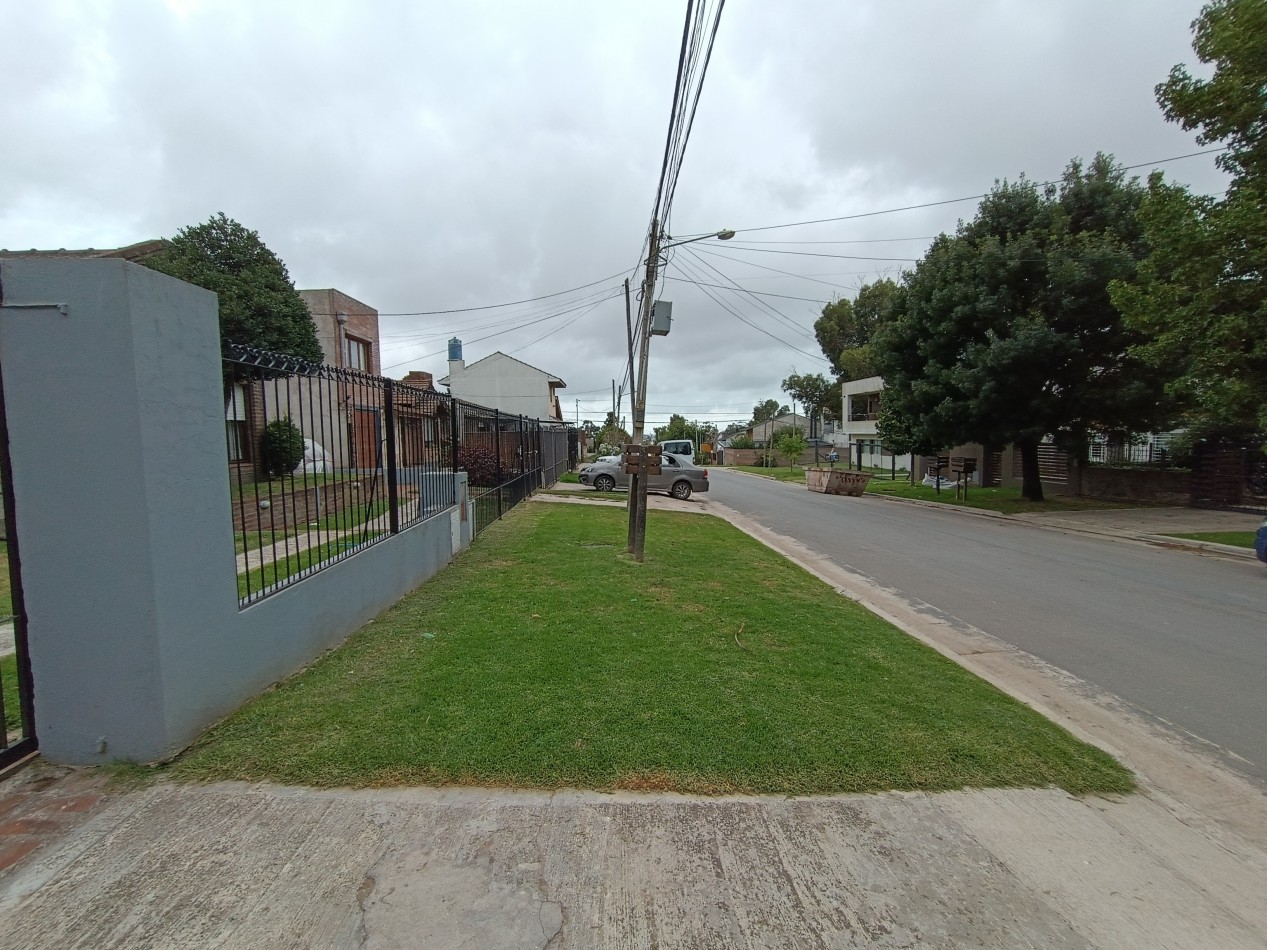 Casa 3 ambientes sobre dos lotes + departamento, cochera, quincho parque en Colinas de Peralta Ramos