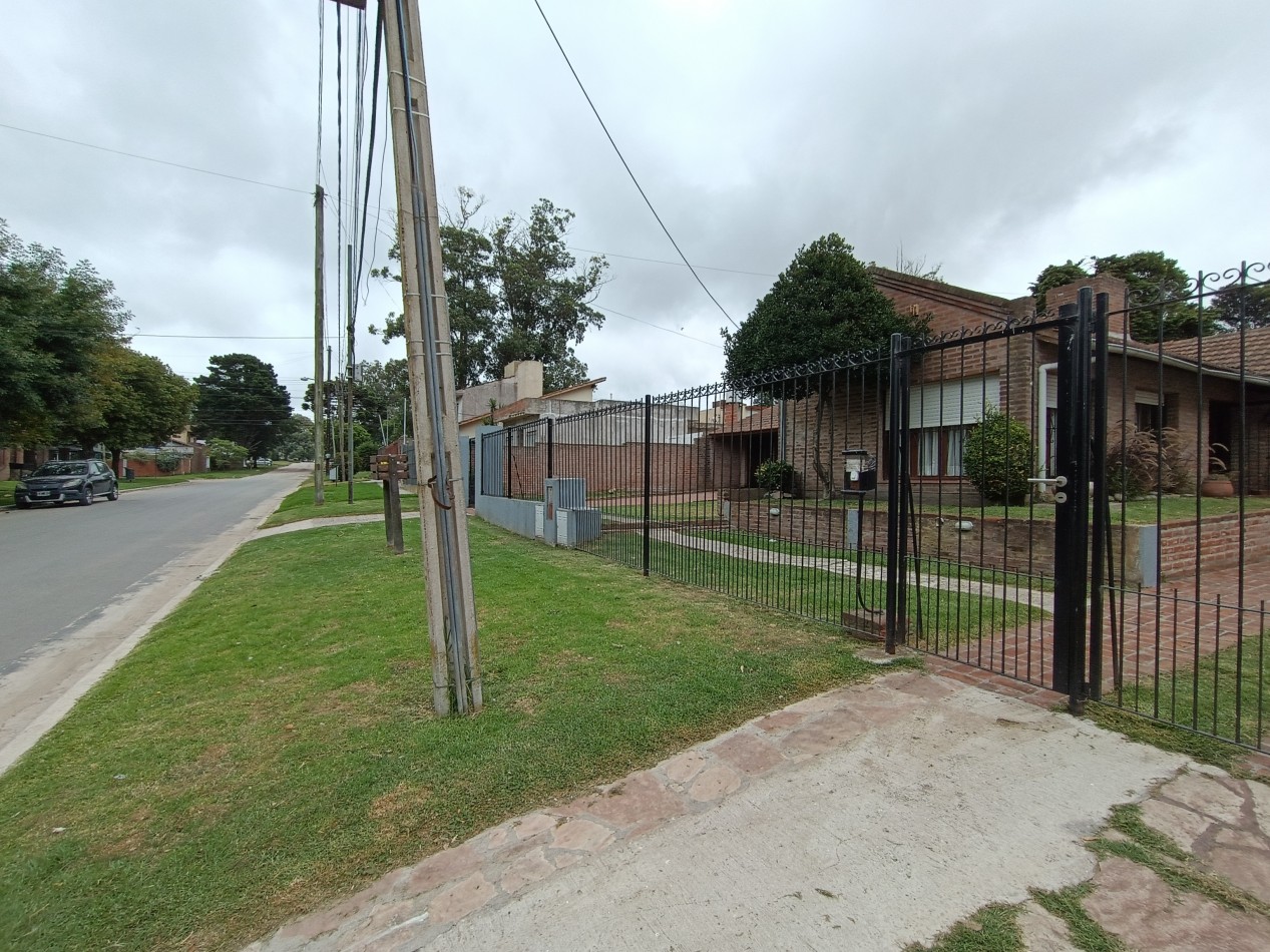 Casa 3 ambientes sobre dos lotes + departamento, cochera, quincho parque en Colinas de Peralta Ramos