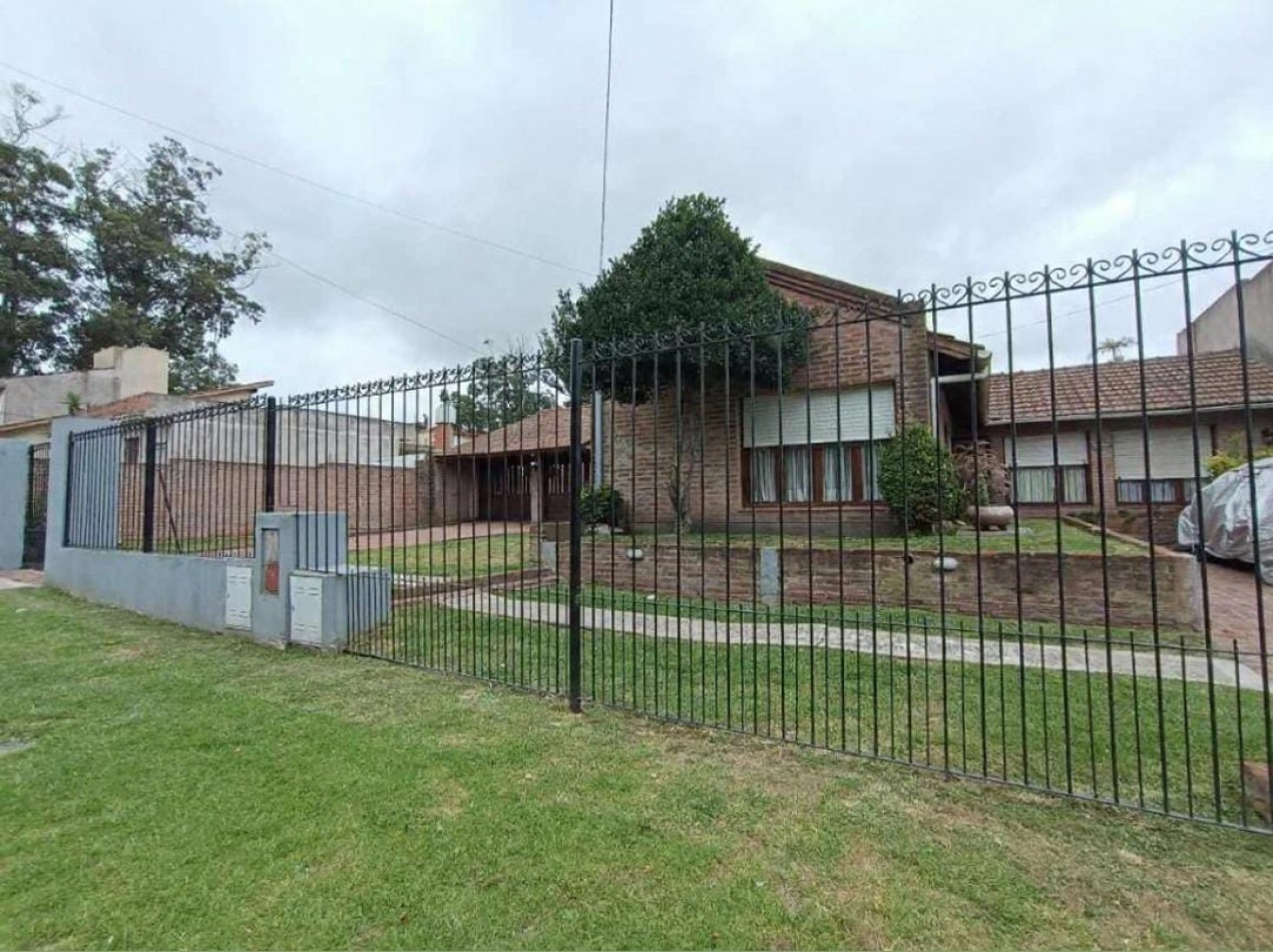 Casa 3 ambientes sobre dos lotes + departamento, cochera, quincho parque en Colinas de Peralta Ramos