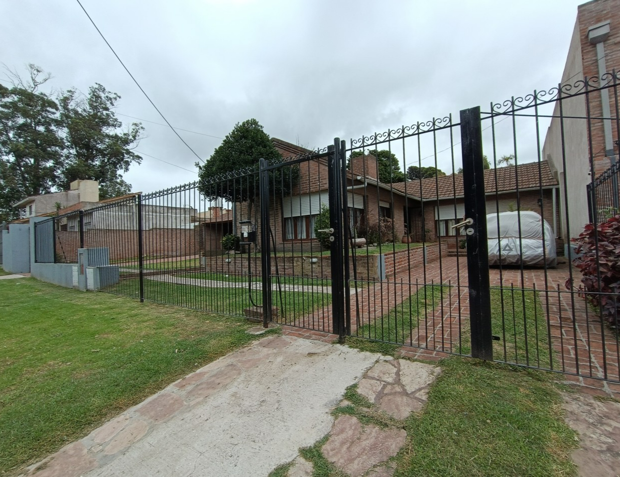 Casa 3 ambientes sobre dos lotes + departamento, cochera, quincho parque en Colinas de Peralta Ramos