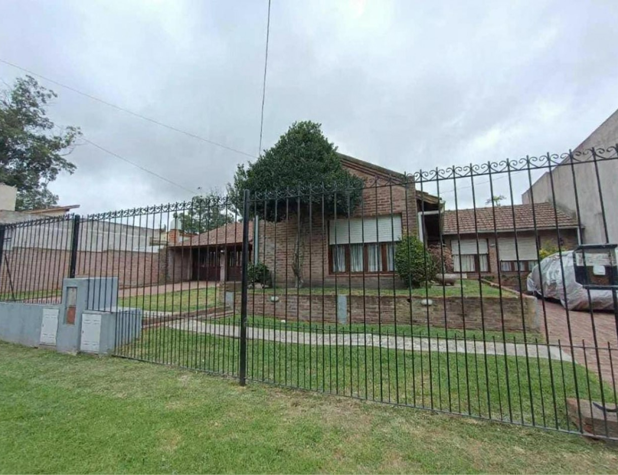 Casa 3 ambientes sobre dos lotes + departamento, cochera, quincho parque en Colinas de Peralta Ramos