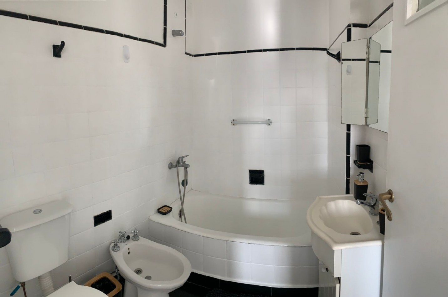 Departamento un ambiente equipado para 4 personas.