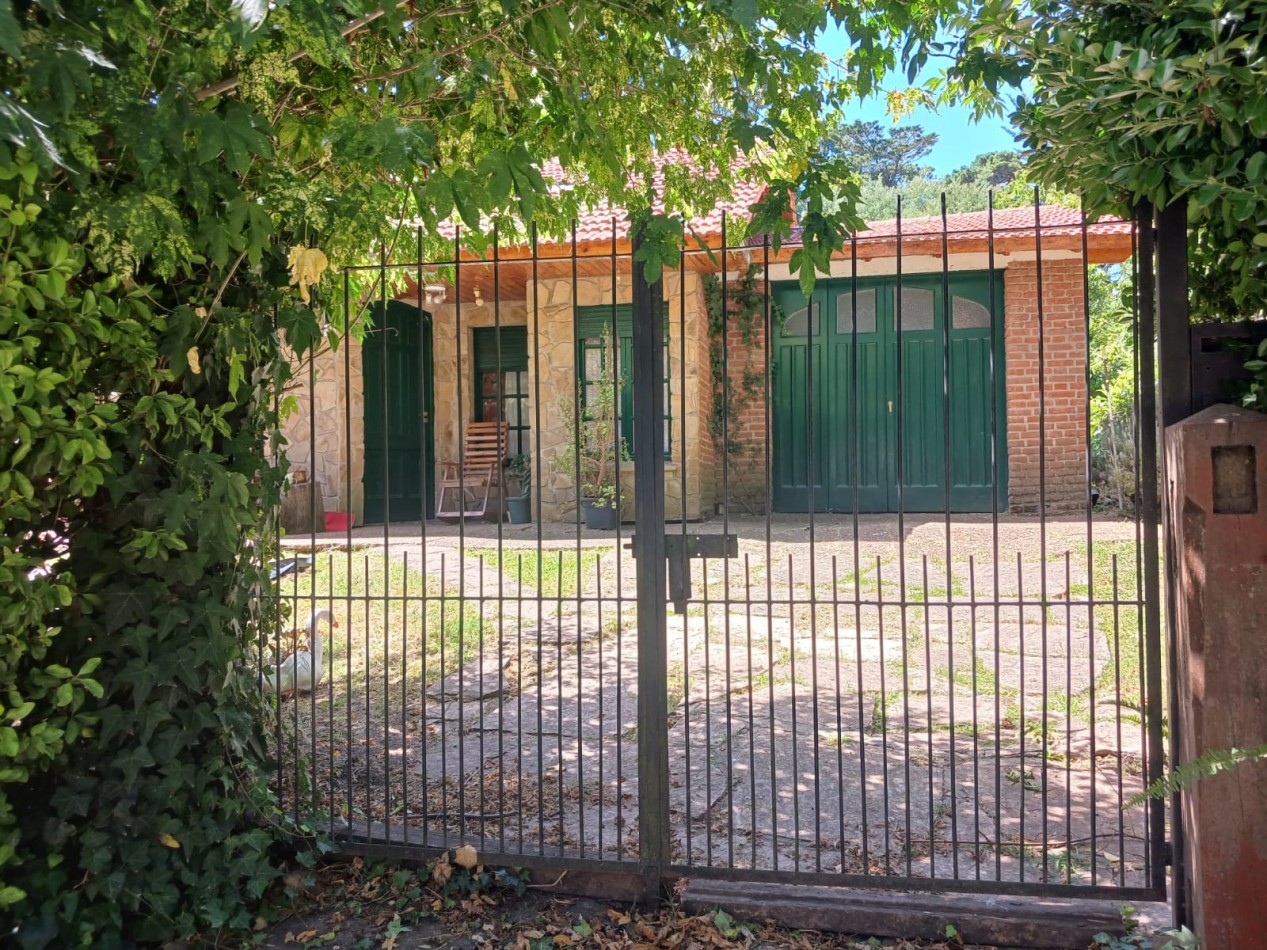 Venta Casa 4 ambientes, con gran parque, Bosque Peralta Ramos