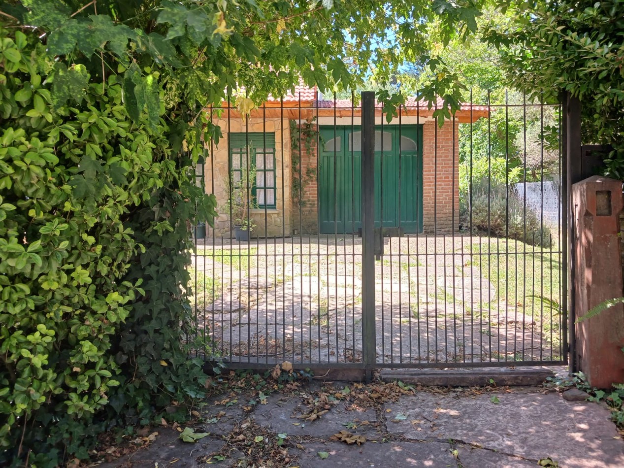 Venta Casa 4 ambientes, con gran parque, Bosque Peralta Ramos