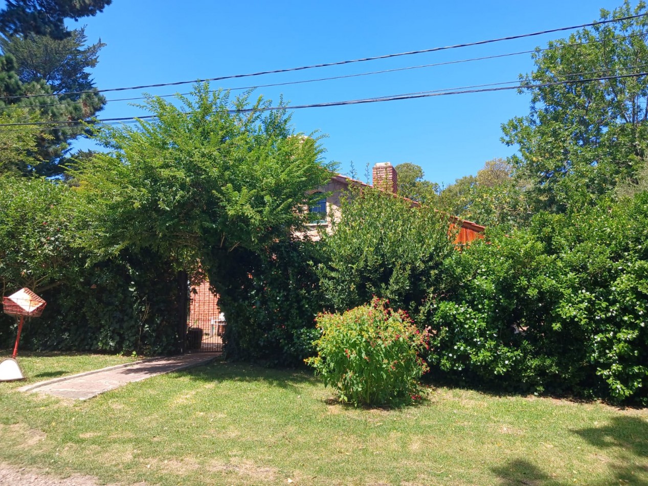 Venta Casa 4 ambientes, con gran parque, Bosque Peralta Ramos