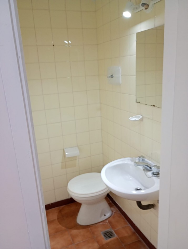 VENTA DEPARTAMENTO 2 AMBIENTES + DEPENDENCIA CON BALCON A LA CALLE ZONA CENTRO