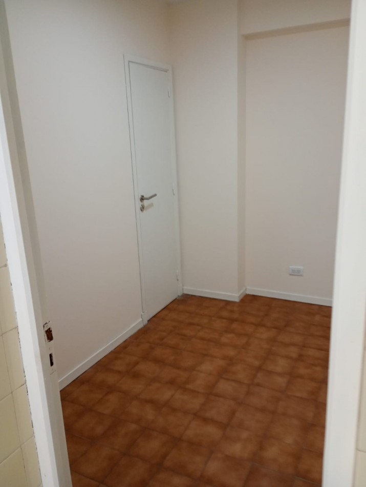 VENTA DEPARTAMENTO 2 AMBIENTES + DEPENDENCIA CON BALCON A LA CALLE ZONA CENTRO