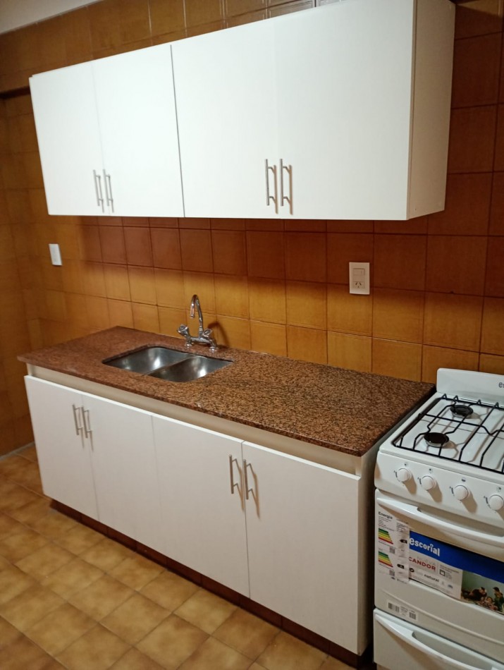 VENTA DEPARTAMENTO 2 AMBIENTES + DEPENDENCIA CON BALCON A LA CALLE ZONA CENTRO