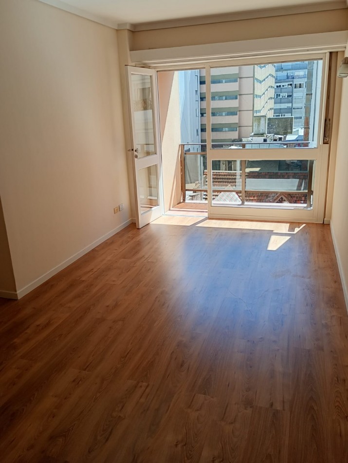 VENTA DEPARTAMENTO 2 AMBIENTES + DEPENDENCIA CON BALCON A LA CALLE ZONA CENTRO