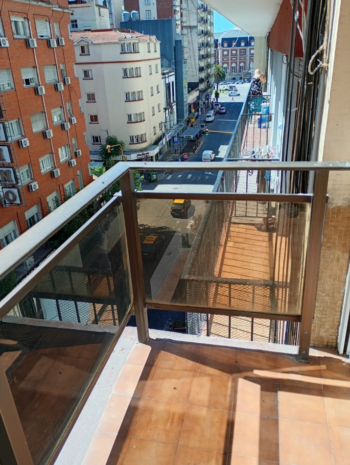 VENTA DEPARTAMENTO 2 AMBIENTES + DEPENDENCIA CON BALCON A LA CALLE ZONA CENTRO