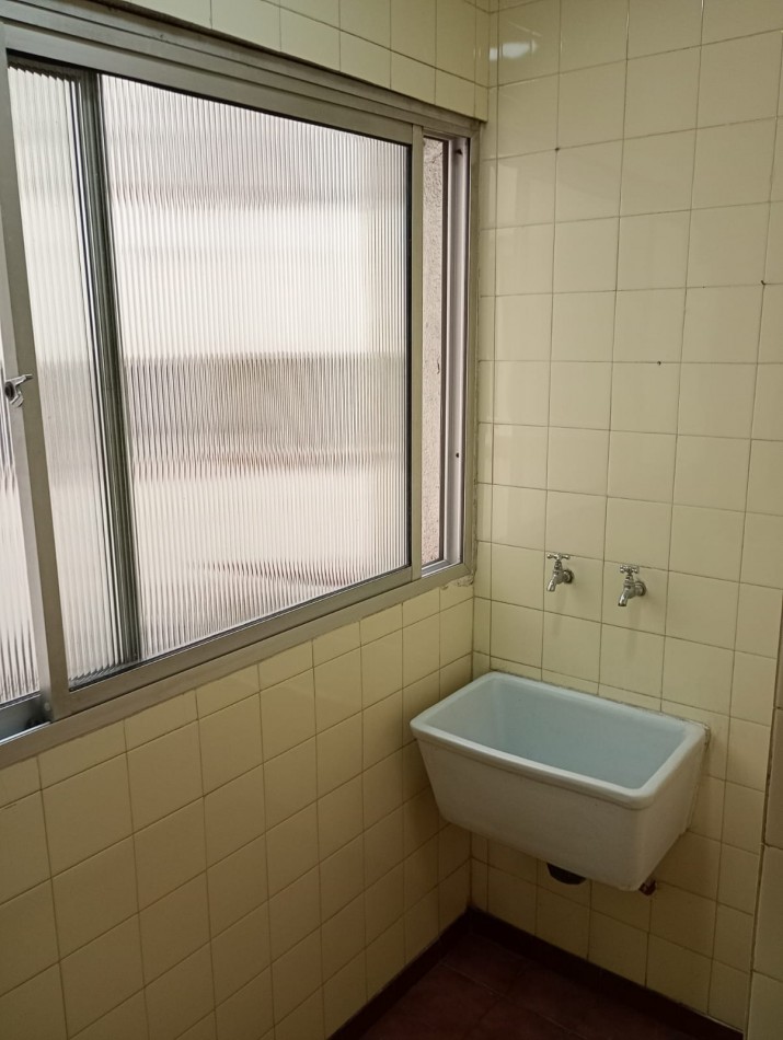 VENTA DEPARTAMENTO 2 AMBIENTES + DEPENDENCIA CON BALCON A LA CALLE ZONA CENTRO