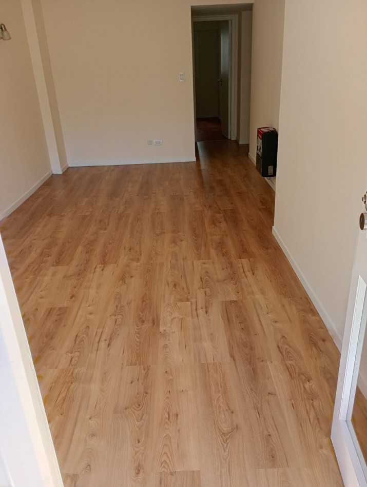 VENTA DEPARTAMENTO 2 AMBIENTES + DEPENDENCIA CON BALCON A LA CALLE ZONA CENTRO