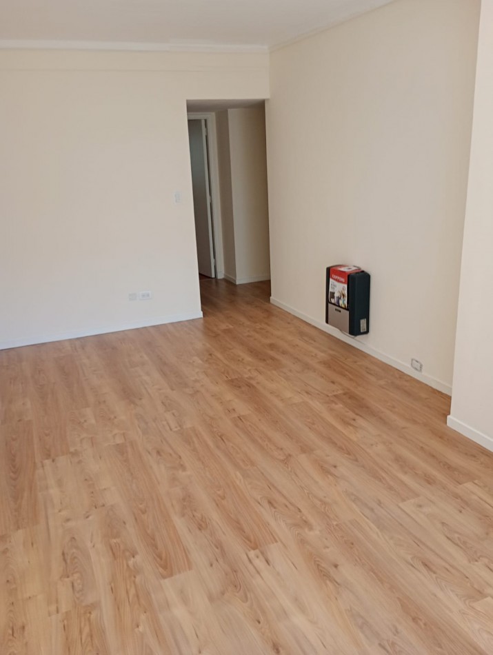 VENTA DEPARTAMENTO 2 AMBIENTES + DEPENDENCIA CON BALCON A LA CALLE ZONA CENTRO