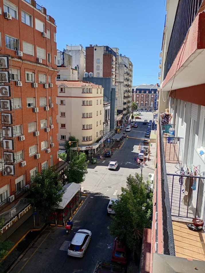 VENTA DEPARTAMENTO 2 AMBIENTES + DEPENDENCIA CON BALCON A LA CALLE ZONA CENTRO