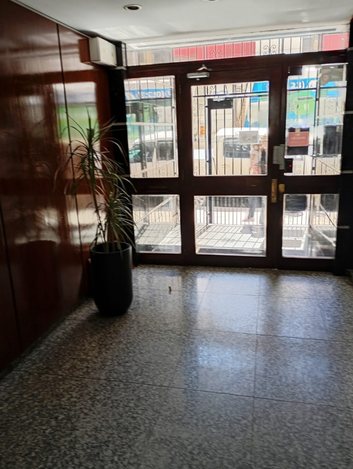 VENTA DEPARTAMENTO 2 AMBIENTES + DEPENDENCIA CON BALCON A LA CALLE ZONA CENTRO