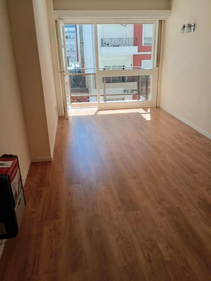 VENTA DEPARTAMENTO 2 AMBIENTES + DEPENDENCIA CON BALCON A LA CALLE ZONA CENTRO