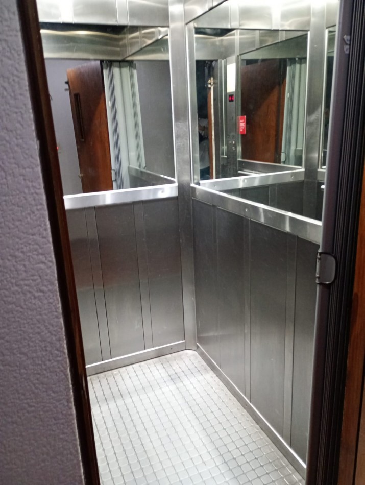 VENTA DEPARTAMENTO 2 AMBIENTES + DEPENDENCIA CON BALCON A LA CALLE ZONA CENTRO