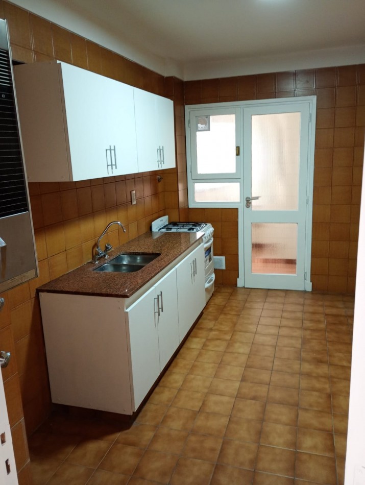 VENTA DEPARTAMENTO 2 AMBIENTES + DEPENDENCIA CON BALCON A LA CALLE ZONA CENTRO