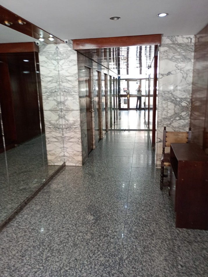 VENTA DEPARTAMENTO 2 AMBIENTES + DEPENDENCIA CON BALCON A LA CALLE ZONA CENTRO