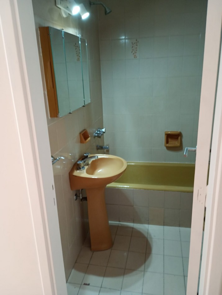 VENTA DEPARTAMENTO 2 AMBIENTES + DEPENDENCIA CON BALCON A LA CALLE ZONA CENTRO