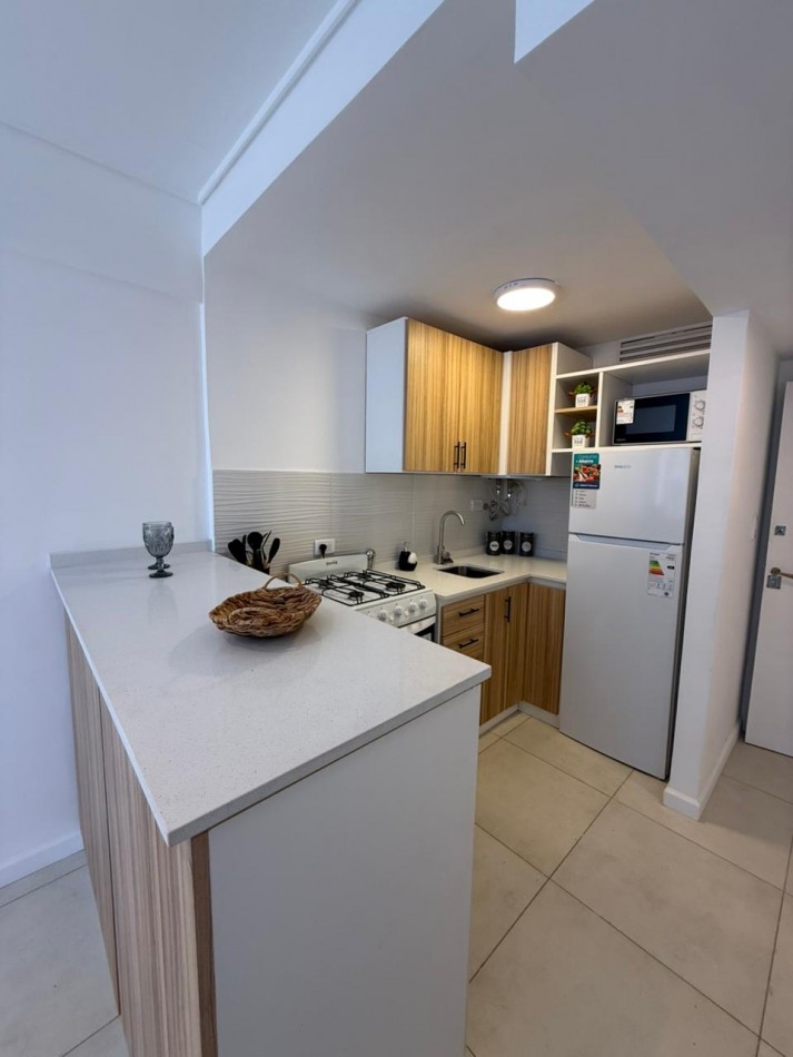 VENTA DEPARTAMENTO 2 AMBIENTES A LA CALLE CON BALCON RECILADO Y AMOBLADO CENTRO