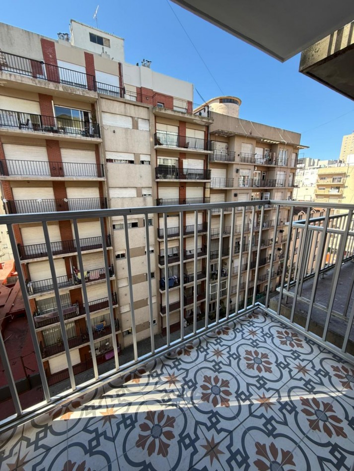 VENTA DEPARTAMENTO 2 AMBIENTES A LA CALLE CON BALCON RECILADO Y AMOBLADO CENTRO