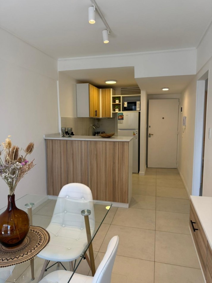 VENTA DEPARTAMENTO 2 AMBIENTES A LA CALLE CON BALCON RECILADO Y AMOBLADO CENTRO