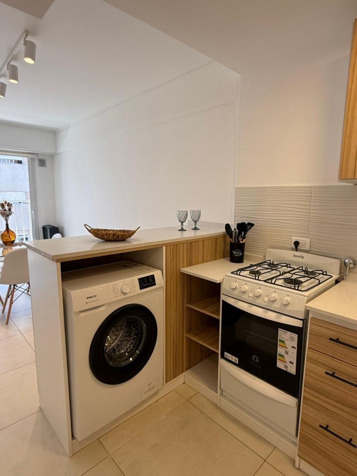 VENTA DEPARTAMENTO 2 AMBIENTES A LA CALLE CON BALCON RECILADO Y AMOBLADO CENTRO