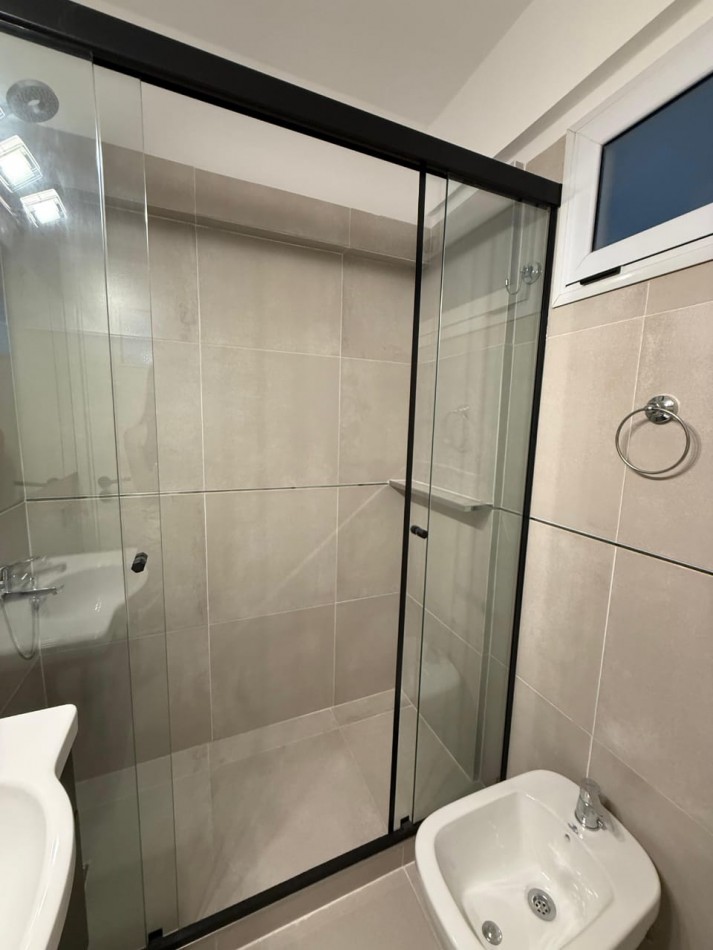 Alquiler departamento dos ambientes al frente con balcon y patio zona macrocentro Ideal estudiante!