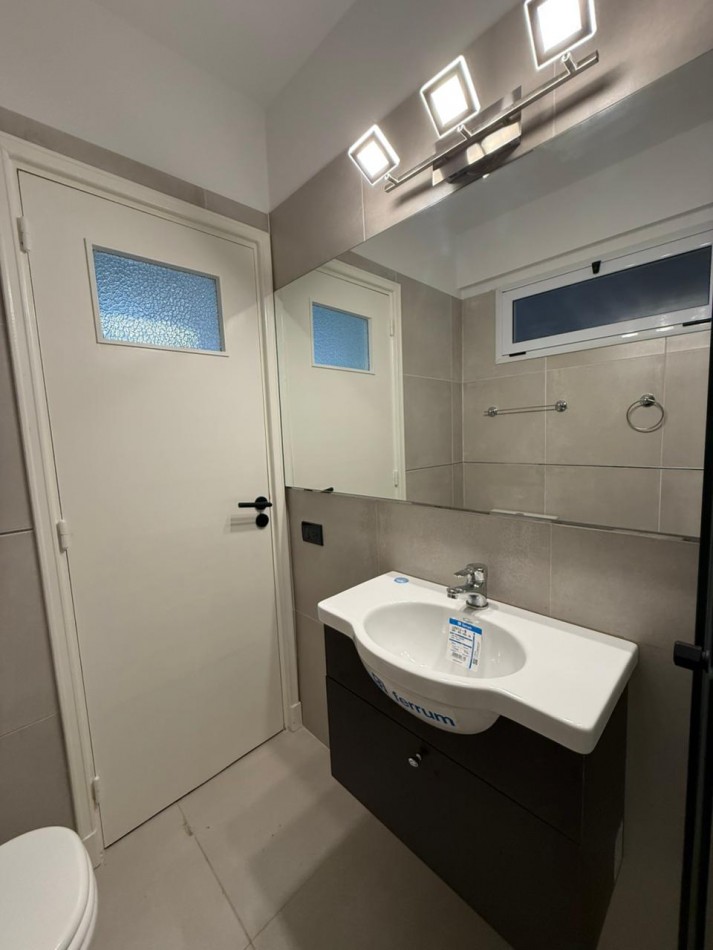 Alquiler departamento dos ambientes al frente con balcon y patio zona macrocentro Ideal estudiante!