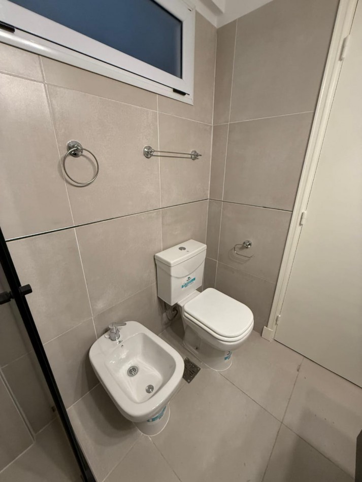 Alquiler departamento dos ambientes al frente con balcon y patio zona macrocentro Ideal estudiante!