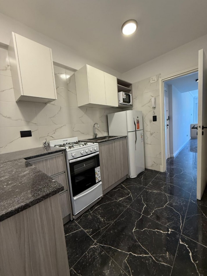 Alquiler departamento dos ambientes al frente con balcon y patio zona macrocentro Ideal estudiante!