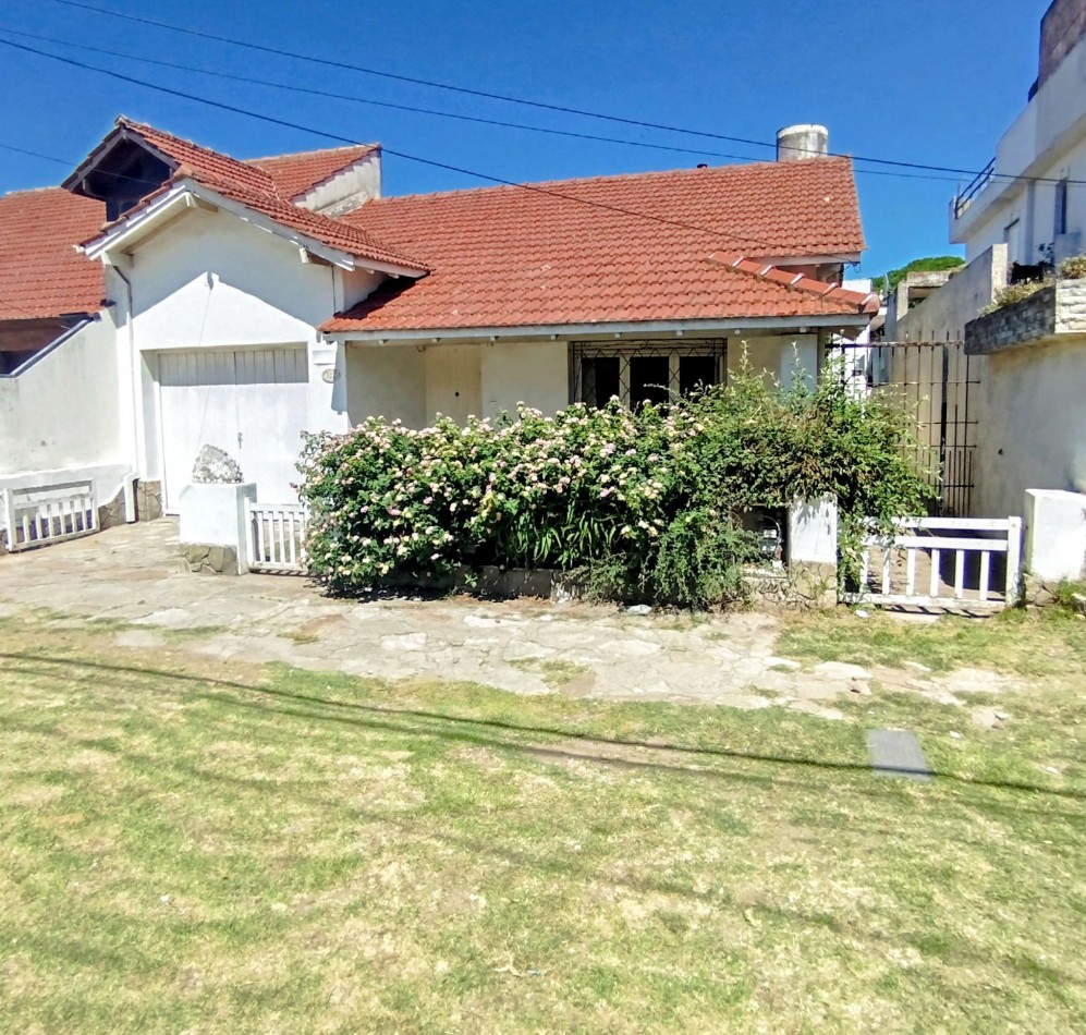 Casa 3 ambientes sobre Mario Bravo a 150 mts de la costa