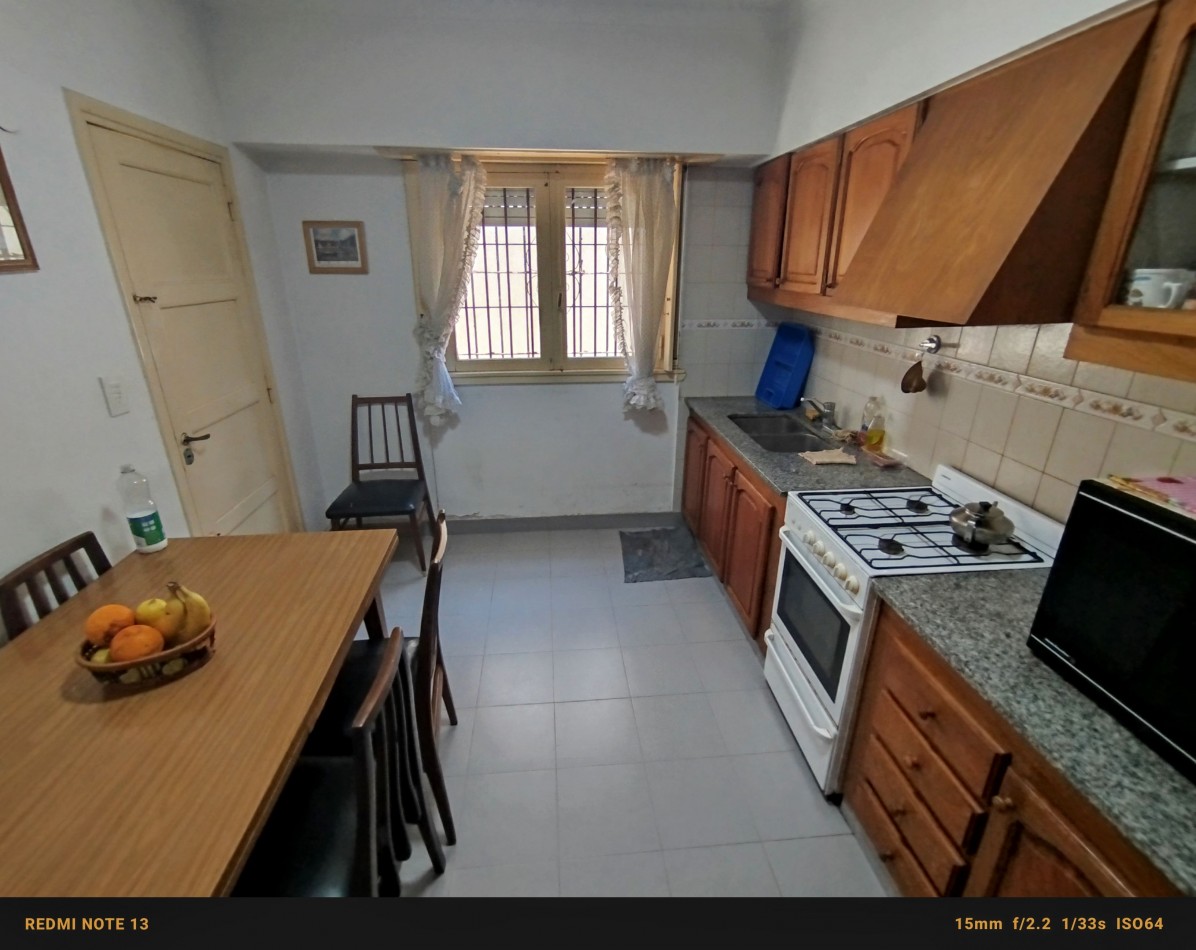 Casa 3 ambientes sobre Mario Bravo a 150 mts de la costa