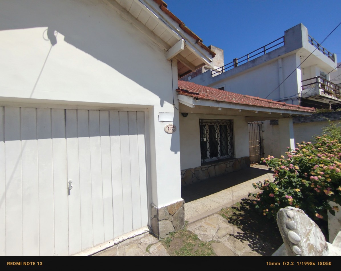 Casa 3 ambientes sobre Mario Bravo a 150 mts de la costa