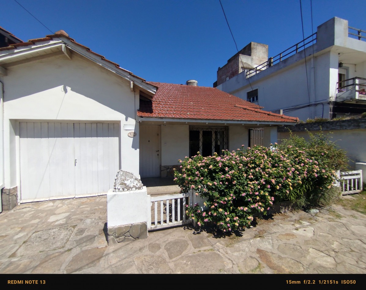 Casa 3 ambientes sobre Mario Bravo a 150 mts de la costa