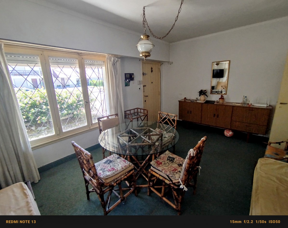 Casa 3 ambientes sobre Mario Bravo a 150 mts de la costa