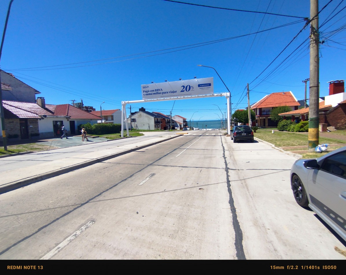 Casa 3 ambientes sobre Mario Bravo a 150 mts de la costa