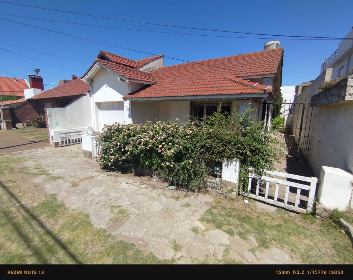 Casa 3 ambientes sobre Mario Bravo a 150 mts de la costa