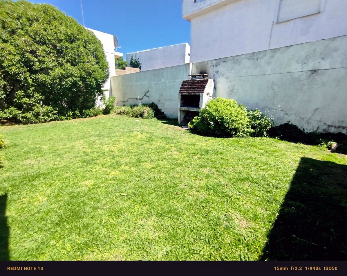 Casa 3 ambientes sobre Mario Bravo a 150 mts de la costa