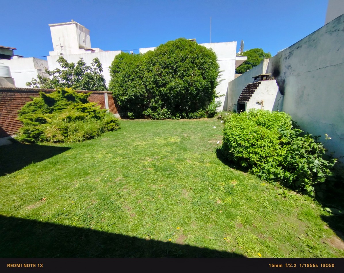 Casa 3 ambientes sobre Mario Bravo a 150 mts de la costa