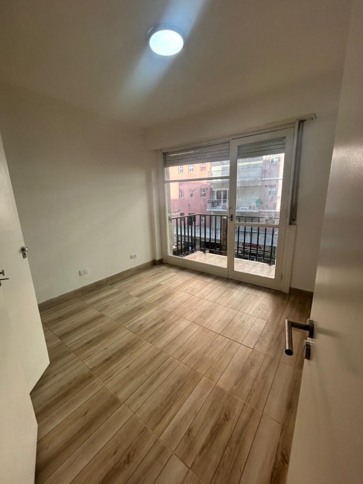 VENTA DEPARTAMENTO RECICLADO 2 AMBIENTES INVERTIDO CON BALCON A LA CALLE ZONA ALDREY
