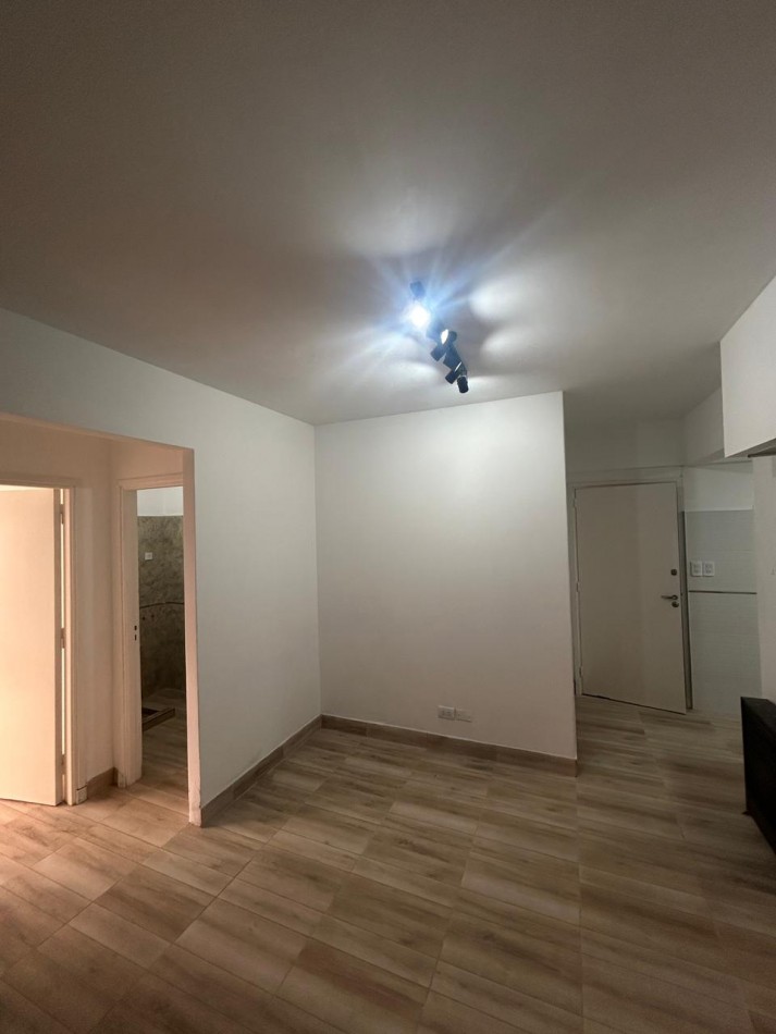 VENTA DEPARTAMENTO RECICLADO 2 AMBIENTES INVERTIDO CON BALCON A LA CALLE ZONA ALDREY