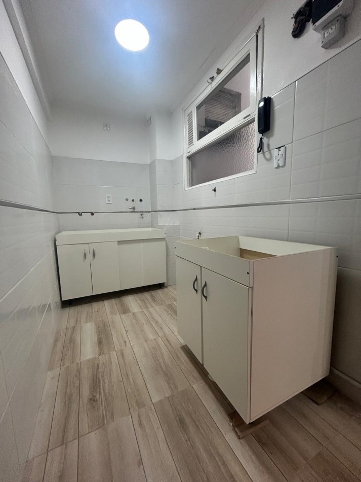 VENTA DEPARTAMENTO RECICLADO 2 AMBIENTES INVERTIDO CON BALCON A LA CALLE ZONA ALDREY