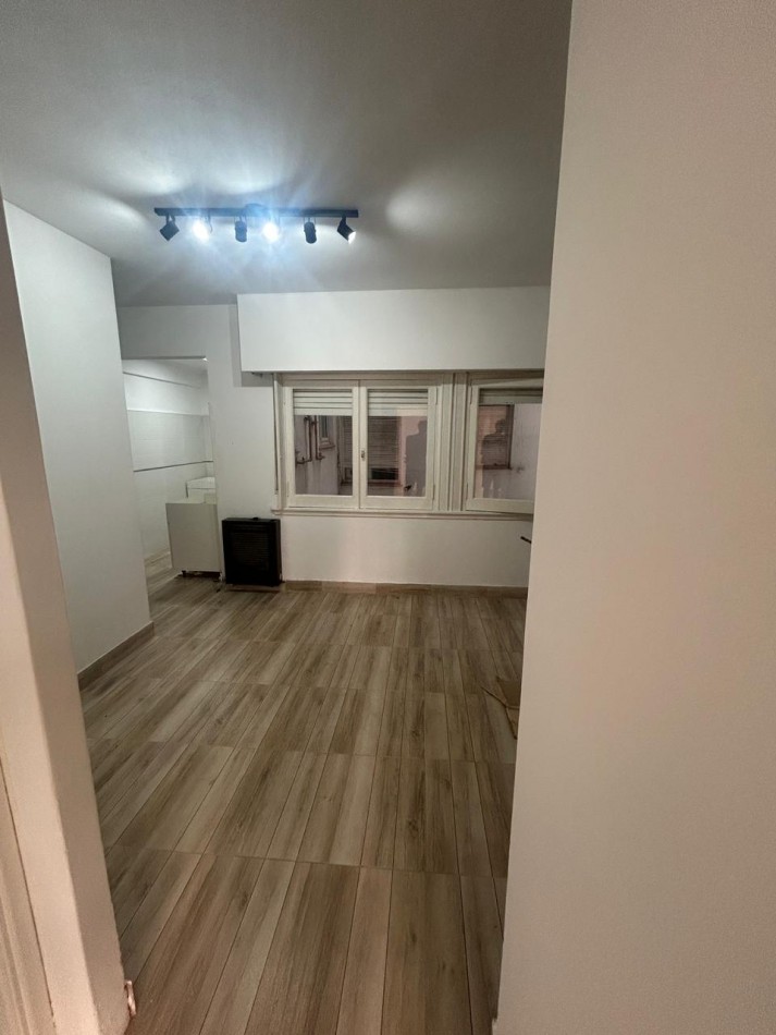 VENTA DEPARTAMENTO RECICLADO 2 AMBIENTES INVERTIDO CON BALCON A LA CALLE ZONA ALDREY