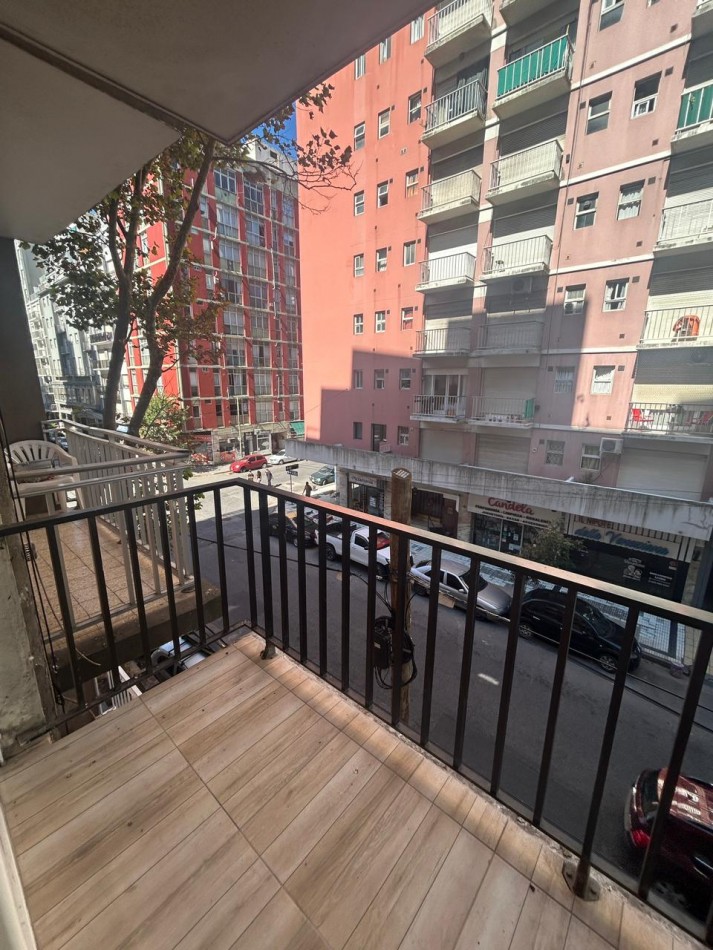 VENTA DEPARTAMENTO RECICLADO 2 AMBIENTES INVERTIDO CON BALCON A LA CALLE ZONA ALDREY