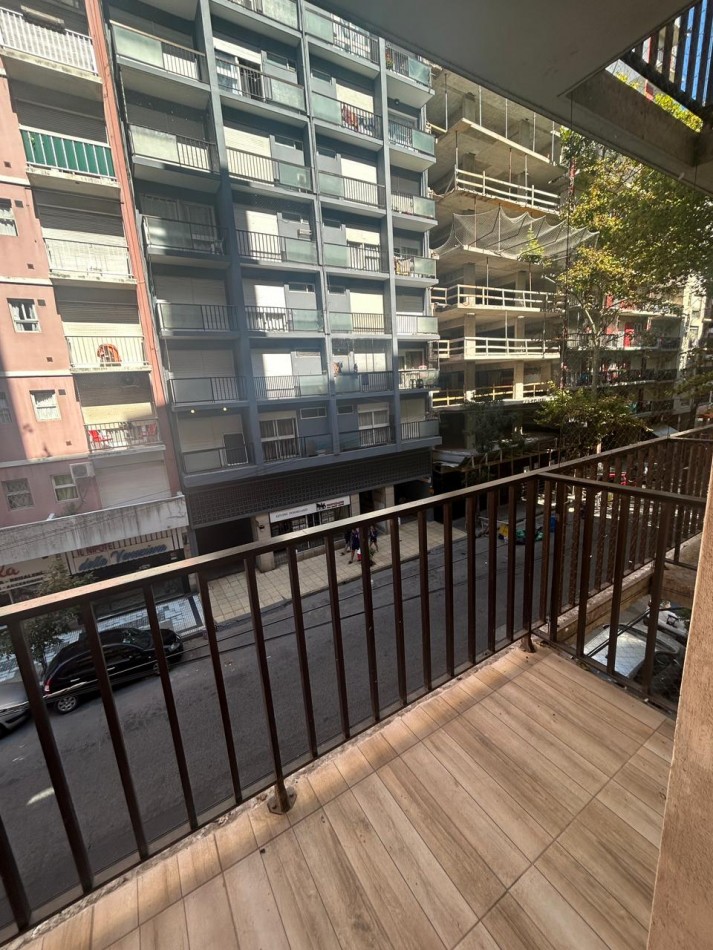 VENTA DEPARTAMENTO RECICLADO 2 AMBIENTES INVERTIDO CON BALCON A LA CALLE ZONA ALDREY